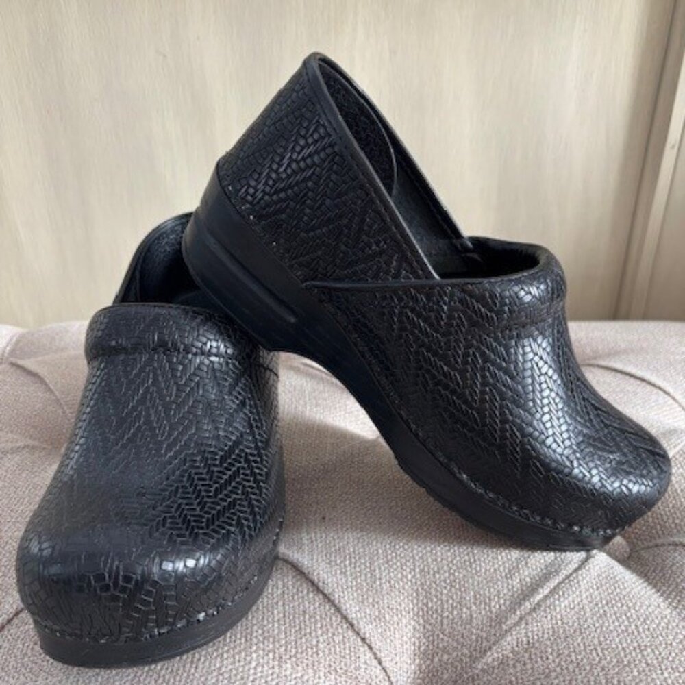 Dansko Black Clogs Size 40 Absolutely LIKE NEW with zero signs of wear